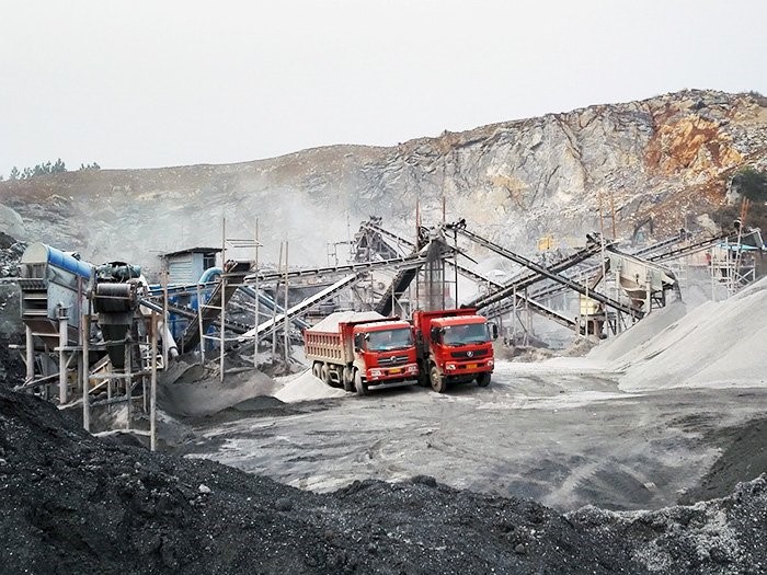 河北唐山鹅卵石破碎生产线现场